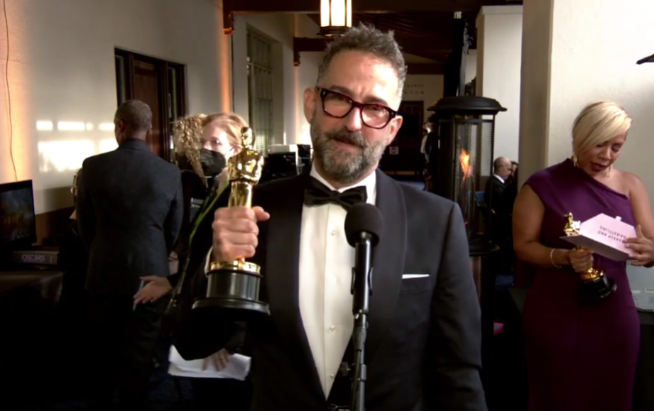 Sergio Lopez Rivera tras recibir el Oscar en una captura de video de Screenslam