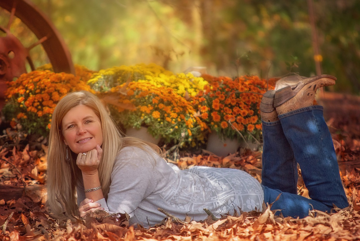 Imagen de recurso de una mujer entre flores