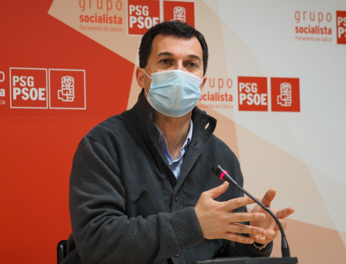 El secretario xeral del PSdeG, Gonzalo Caballero, en rueda de prensa ofrecida en el Parlamento de Galicia
