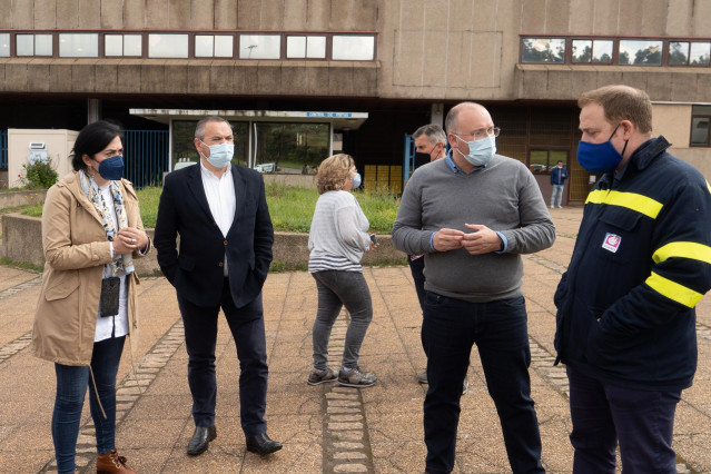 Miguel Tellado (PP), Elena Candia (PP) y José Luis Balseiro (PP) junto con el comité de empresa de Alcoa San Cibrao