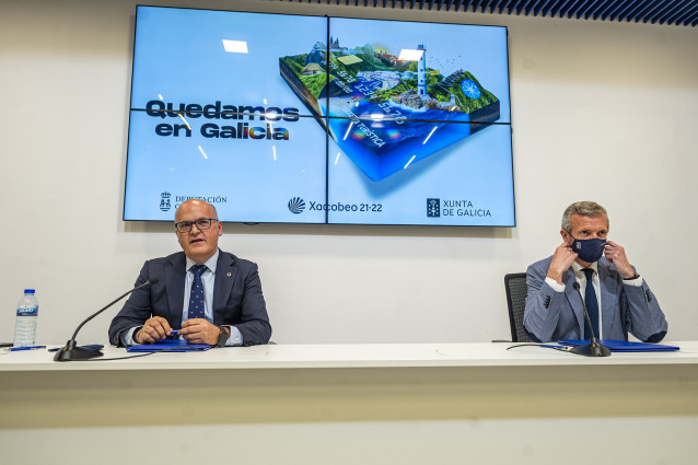El presidente de la Diputación de Ourense, Manuel Baltar, y el vicepresidente primero de la Xunta, Alfonso Rueda, en la presentación de la adhesión de la diputación al bono turísticio de la Xunta