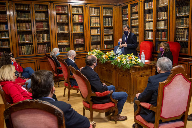El conselleiro de Cultura, Educación e Universidade, Román Rodríguez, en el IES Arcebispo Xelmírez I