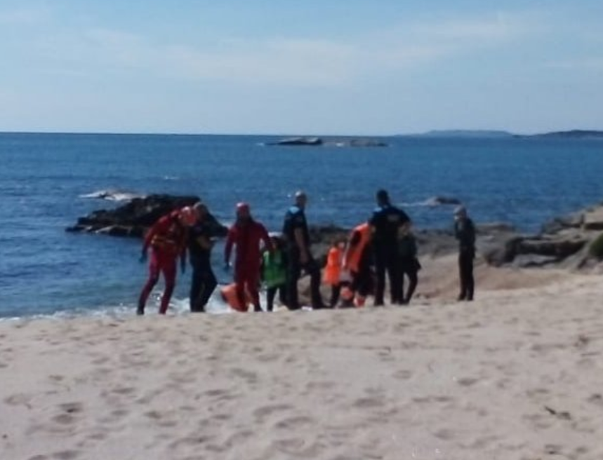 Rescate del cuerpo en una playa en una foto de SLXE Sanxenxo Twitter