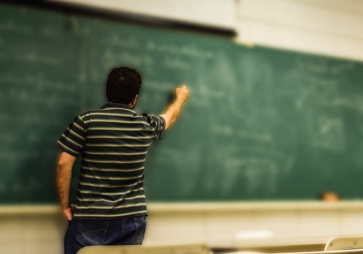 Archivo - Profesor escribiendo en la pizarra.