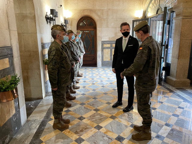 El delegado del Gobierno en Galicia, José Miñones, visita el cuartel general del Mando de Apoyo áa la Maniobra