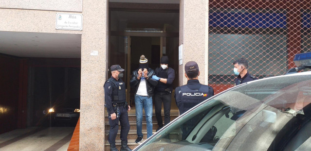Detenido en Vigo en el marco de un operativo conjunto de Policía Nacional y Guardia Civil contra el tráfico de drogas, coordinado por un juzgado de Cambados y en el que se produjeron varios arrestos y registros.