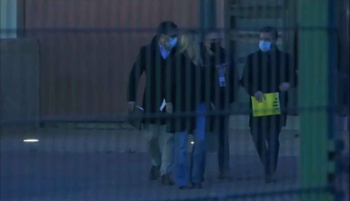 Els dirigents de Junts Josep Rius i Elsa Artadi, el republicà Josep Maria Jové i el candidat republicà a la Presidència de la Generalitat, Pere Aragonès, en sortir de la presó de Lledoners després de la reunió sobre la formació del Govern.