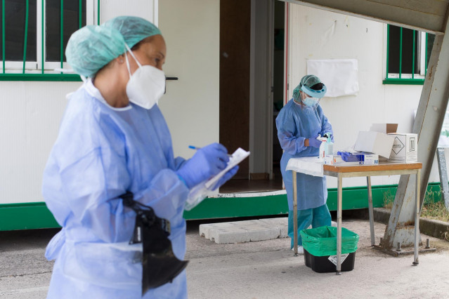Archivo - Dos sanitarias preparan pruebas PCR en Monforte de Lemos (Lugo).