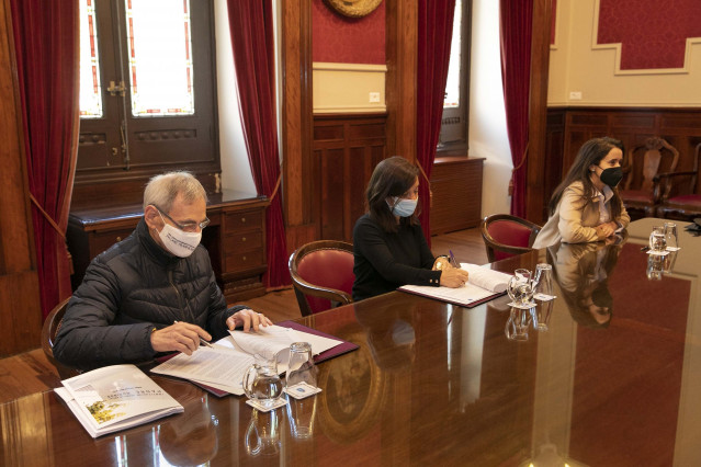La alcaldesa de A Coruña, Inés Rey, y el presidente de la Institución Padre Rubinos, Eduardo Aceña, firman un convenio de colaboración sobre la sede de Labañou