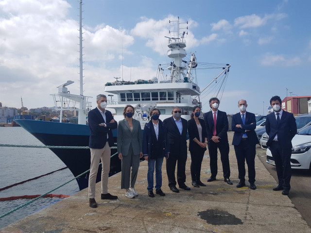 La conselleira do Mar, Rosa Quintana, visita el nuevo buque atunero del grupo Calvo, 'Monteraiola'