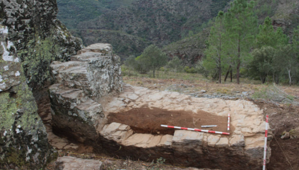 Cabaña rectangular excavada en el castro de O Castrillón en Larouco en una foto de Xeitura Cooperativa