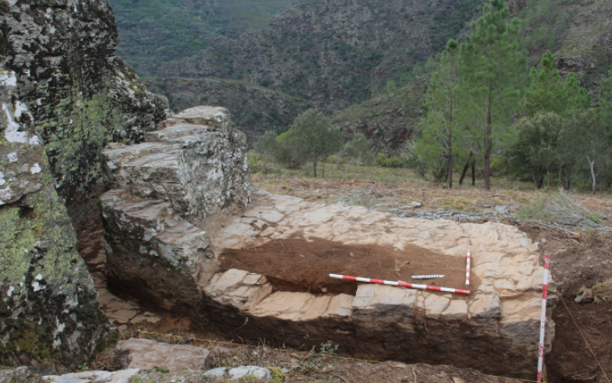 Cabaña rectangular excavada en el castro de O Castrillón en Larouco en una foto de Xeitura Cooperativa