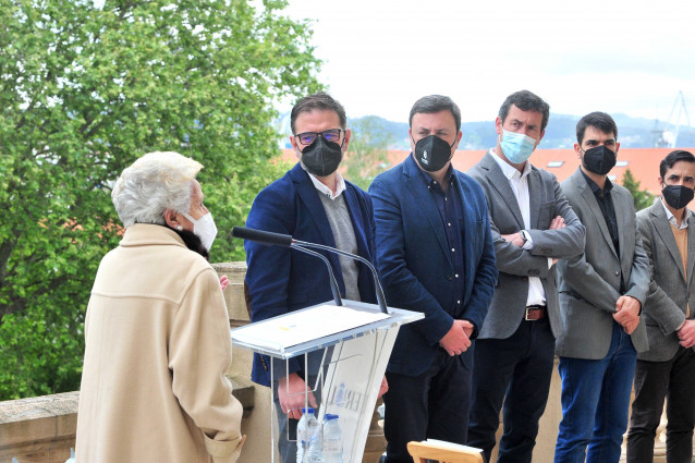 La hija de Rodolfo Ucha toma la palabra durante la presentación de un libro sobre el arquitecto ferrolano