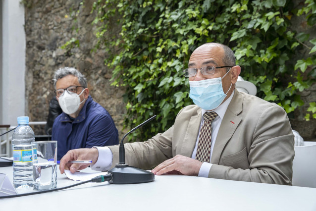 El concejal de Educación de A Coruña, Jesús Celemín, asiste a la presentación de un libro sobre la represión fascista del magisterio coruñés