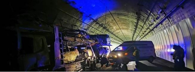 Archivo - Foto del camión de transporte de vehículos afectado por un incendio en el túnel del Folgoso, en la A-52 (Pontevedra)