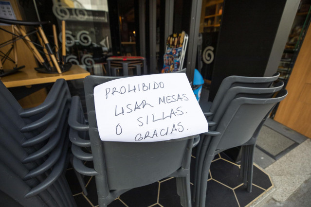 Sillas y mesas apiladas, en la terraza de un bar de O Grove, el día en que entra en vigor el cierre perimetral del municipio, a 8 de abril de 2021, en O Grove, Pontevedra, Galicia, (España).