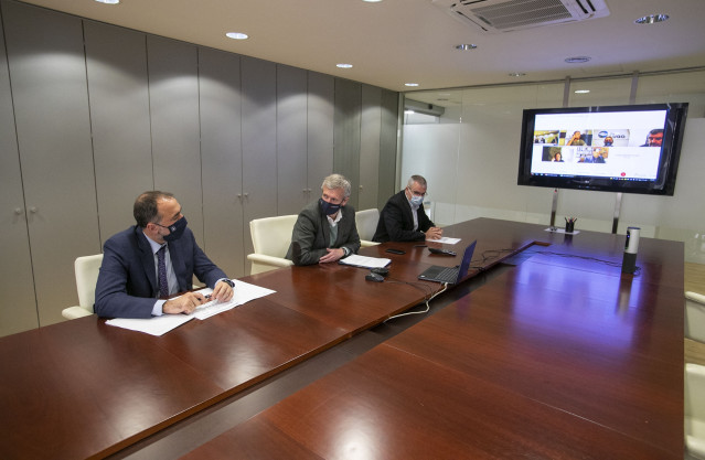 O vicepresidente primeiro e conselleiro de Presidencia, Xustiza e Turismo, Alfonso Rueda, e o conselleiro de Sanidade, Julio García Comesaña, participan por videoconferencia nunha reunión con representantes do ocio nocturno.