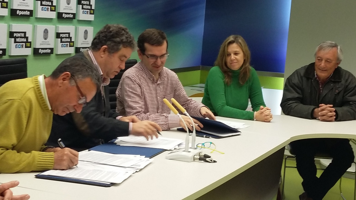 Lores firmando el acuerdo con los comuneros de A Canicouva en 2015 en una foto de su Twitter