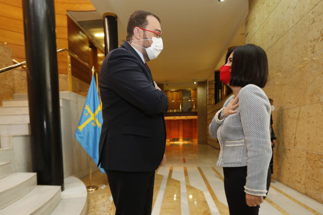 La ministra de Sanidad, Carolina Darias, se reúne con el presidente del Principado de Asturias, Adrián Barbón, en Oviedo (Asturias) a 3 de mayo de 2021. La ministra realizará varios actos durante el viaje, entre ellos la recepción en la ciudad de un nuevo