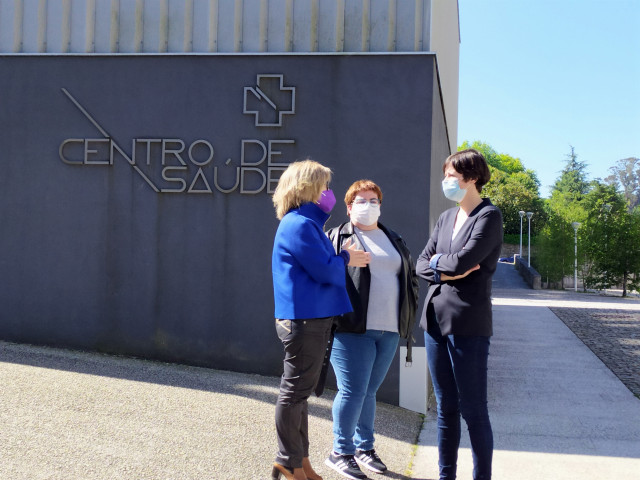 La portavoz del BNG, Ana Pontón, junto a las diputadas Montse Prado e Iria Carreira a las puertas del centro de salud de Galeras, en Santiago