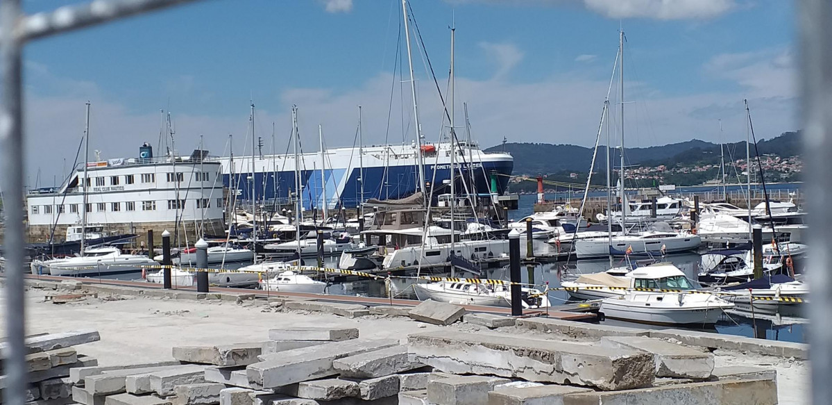 Barco ro-ro 'Prometheus Leader', atracado en Vigo y en cuarentena, tras confirmarse 6 positivos de COVID, tres de ellos con la variante india del virus.