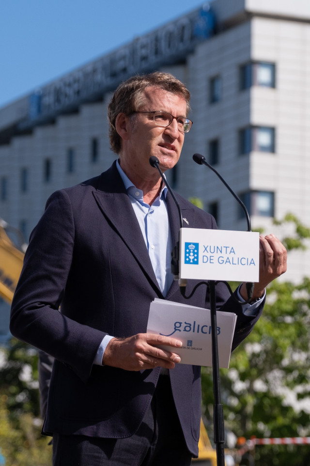El presidente de la Xunta, Alberto Núñez Feijóo, hace declaraciones a los medios en el acto del arranque de las obras del hospital Gran Montecelo