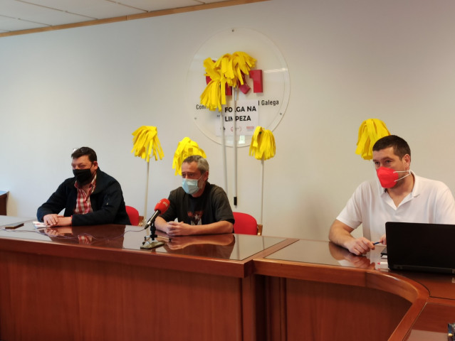 Rueda de prensa de (de izquierda a derecha) Juan Carreira (UGT), Paulo Rubido (CIG) y Ricardo Santos (CC.OO.)