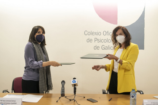 La conselleira de Emprego e Igualdade, María Jesús Lorenzana, firma un convenio de colaboración con el Colexio Oficial de Psicoloxía.