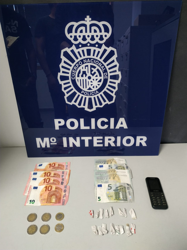 Efectos intervenidos en un operativo en el que se ha desarticulado un punto de venta de droga en Vilagarcía (Pontevedra).