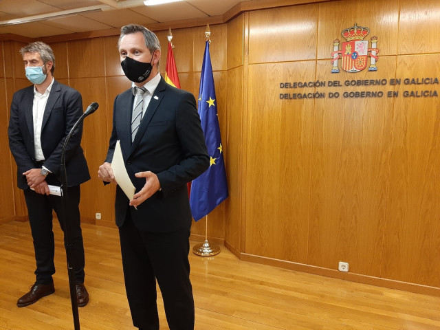 El delegado del Gobierno en Galicia, José Miñones, ofrece una rueda de prensa tras una reunión con el presidente de la Fegamp, Alberto Varela