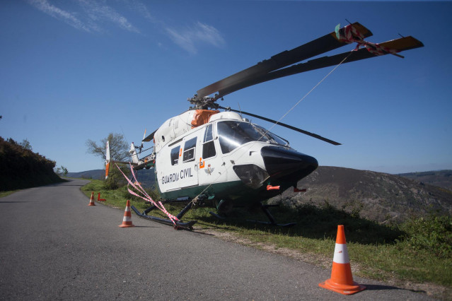 Uno de los helicópteros de la Guardia Civil que participaba en la búsqueda de un desaparecido queda varado y precintado en medio de la calzada tras sufrir un accidente, a 4 de mayo de 2021, en Navia, Lugo, Galicia (España). El hombre desapareció de su cas