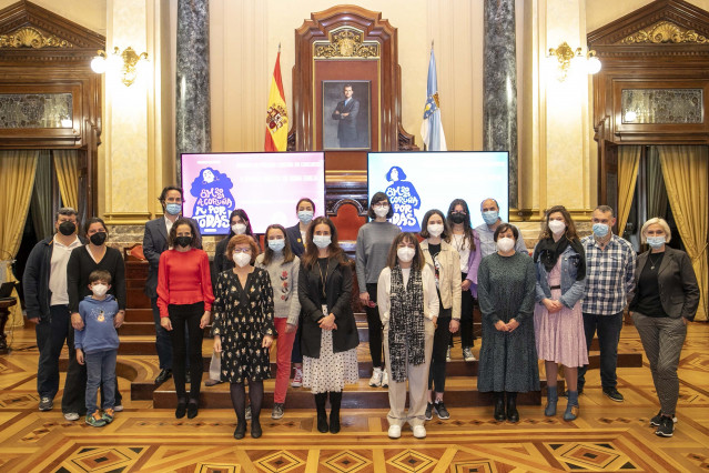 La concejal de Igualdad del Ayuntamiento de A Coruña, Yoya Neira, preside la entrega de los premios del I Concurso 'La mirada violeta de doña Emilia'