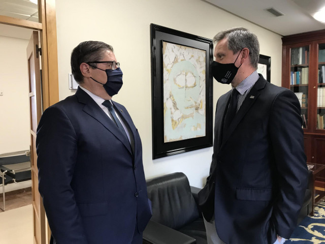 El delegado del Gobierno en Galicia, José Miñones, y el rector de la Universidade da Coruña (UDC), Julio Abalde, en un encuentro en el rectorado coruñés