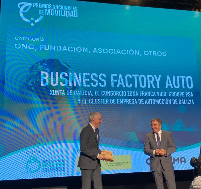 El vicepresidente y conselleiro de Economía, Emprego e Innovación, Francisco Conde, recoge el galardón otorgado a la Business Factory Auto (BFA) en el I Premio Nacional de Movilidad Sostenible
