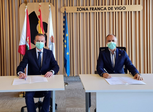 El director territorial de Abanca en Vigo, Walter Álvarez, firma con David Regades, delegado del Estado en el Consorcio de la Zona Franca de Vigo