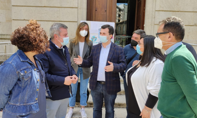 El secretario general del PSdeG, Gonzalo Caballero, en su visita a Ponteareas