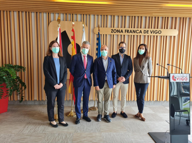 El delegado de Zona Franca en Vigo, David Regades, junto a responsables de AJE y Gadisa, en la presentación del programa de formación 'Digitalización On-Off'.