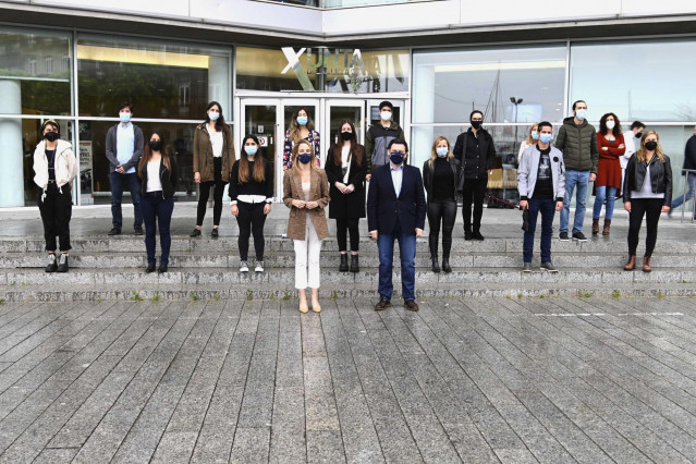 El secretario xeral de Emigración, Antonio Rodríguez Miranda, y la delegada territorial de la Xunta en Vigo, Marta Fernández-Tapias, con beneficiarios de las becas BEME