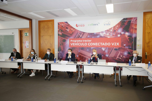 El delegado de Zona Franca, David Regades; el alcalde de Vigo, Abel Caballero; la presidenta de la Diputación, Carmela Silva; el director del CTAG, Luis Moreno; y el director de Cellnex, Albert Cuatrecasas, en una reunión sobre 'Vehículo Conectado V2X'.