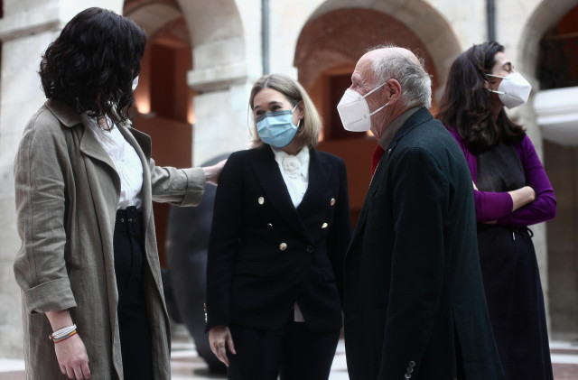 La presidenta de la Comunidad de Madrid, Isabel Díaz Ayuso, saluda a la ex consejera de Cultura de la Comunidad de Madrid y miembro de Ciudadanos, Marta Rivera de la Cruz, durante la recepción al artista plástico Antonio López (d), a 19 de abril de 2021,