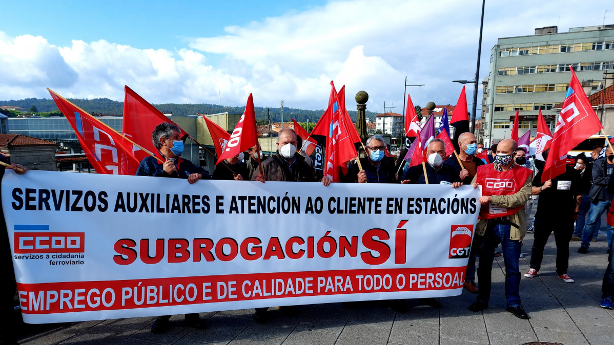 Los trabajadores de Servicios Auxiliares y Atenciu00f3n al Cliente de la sociedad pu00fablica Renfe llevan tiempo movilizu00e1ndose en toda Espau00f1a exigiendo la subrogaciu00f3n de la plantilla