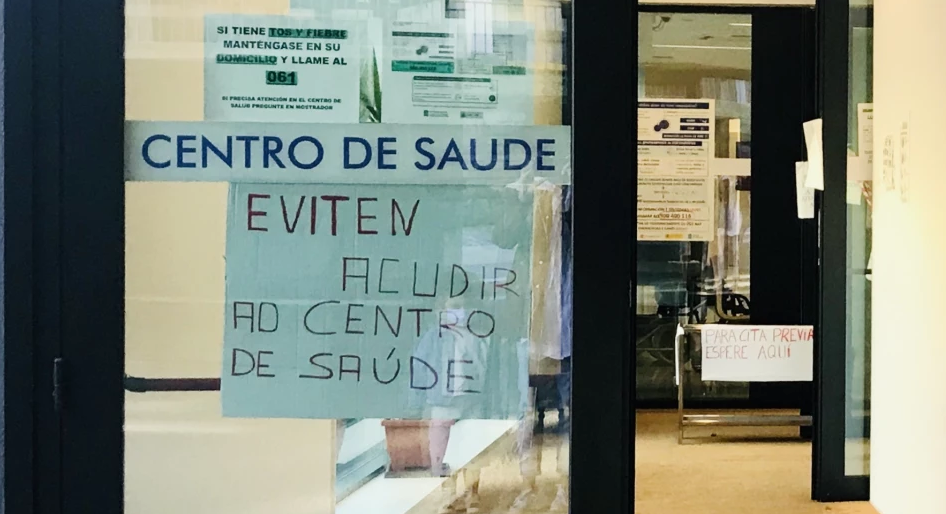 Cartel en un un Centro de Sau00fade llama a no acudir durante la pandemia en una foto de archivo