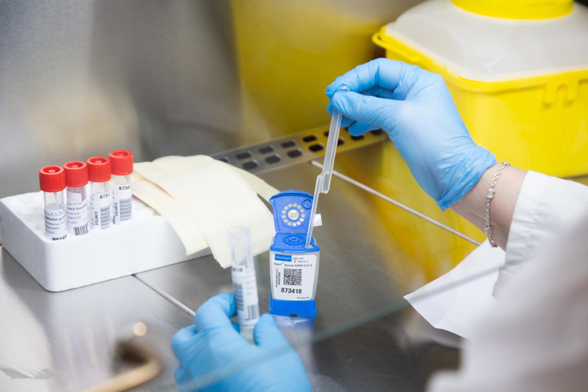Una investigadora trabaja en el laboratorio de Microbiología del Hospital Universitario de Badajoz, a 15 de abril de 2021. En este laboratorio realizan la secuenciación de las muestras de coronaviru