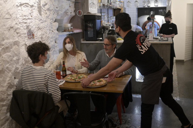 Unas personas cenando en el interior de un restaurante, a 16 de abril de 2021, en A Coruña, Galicia (España).