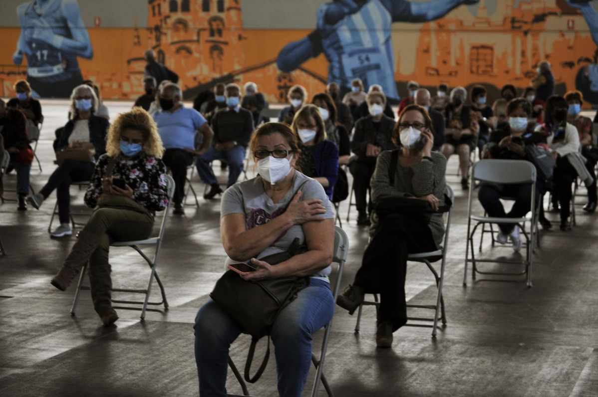 Archivo - Fila de pacientes que esperan sentados tras recibir la primera dosis de la vacuna AstraZeneca en el recinto de Expourense, a 6 de abril de 2021, en Ourense, Galicia (España). Hoy ha comenza