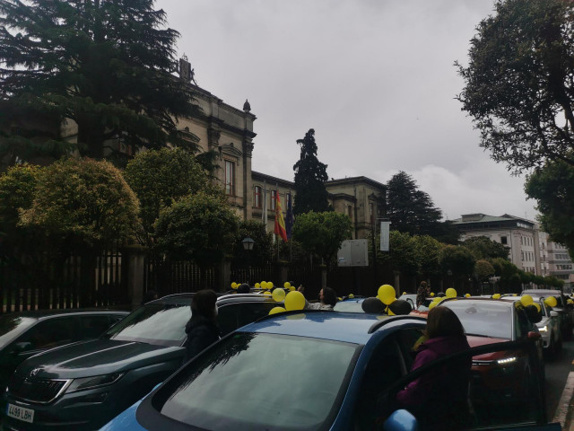Caravana de coches convocada por la Plataforma de Traballadores Públicos Temporais en Fraude de Lei, frente al Parlamento de Galicia.