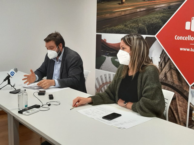 La alcaldesa de Lugo, Lara Méndez, en rueda de prensa acompañada del concejal de Urbanismo, Álvaro Santos.