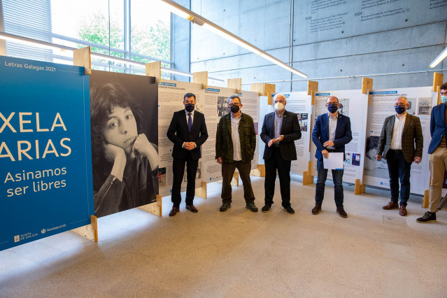 El conselleiro de Cultura, Educación e Universidade, Román Rodríguez, y el presidente de la RAG, Víctor F. Freixanes, entre otras autoridades, inauguran la exposición 'Xela Arias. Asinamos ser libres' en la Biblioteca Ánxel Casal de Santiago.