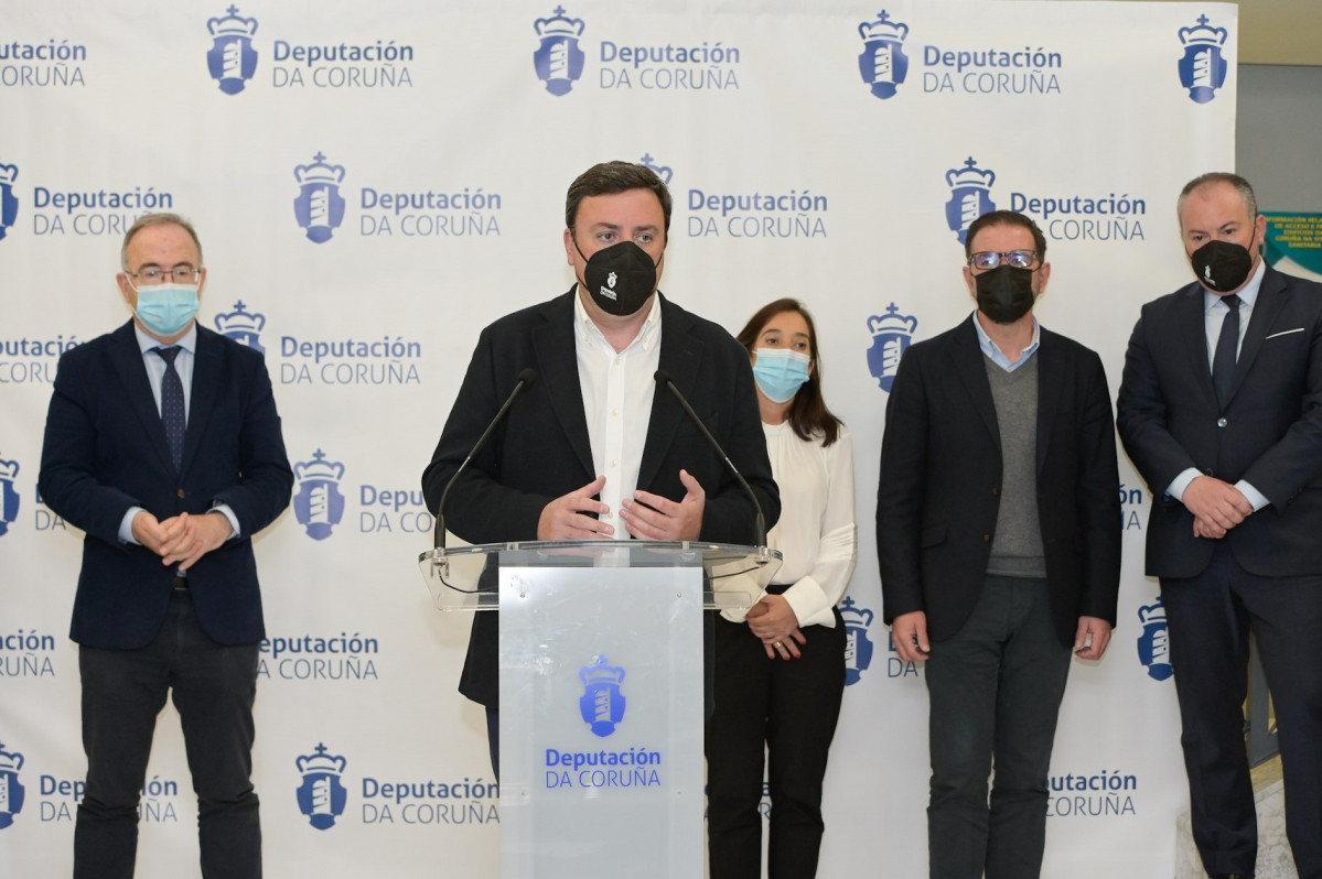 El presidente de la Diputación de A Coruña, Valentín González Formoso, expone el plan de ayudas para la hostelería y otros sectores de A Coruña, Santiago y Ferrol junto con los alcaldes de estas
