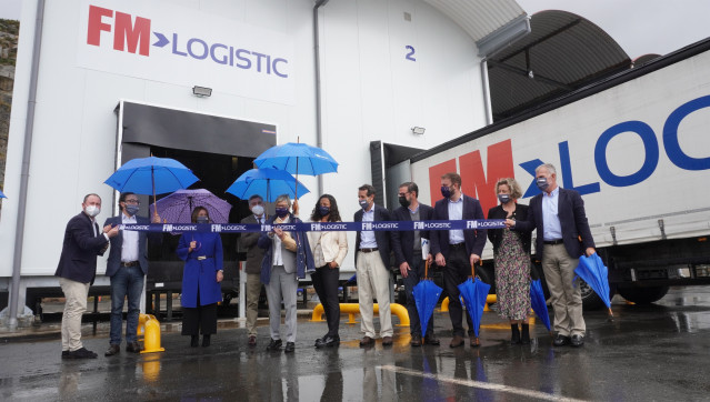 La conselleira do Mar, Rosa Quintana,g corta la cinta de FM Logistic.